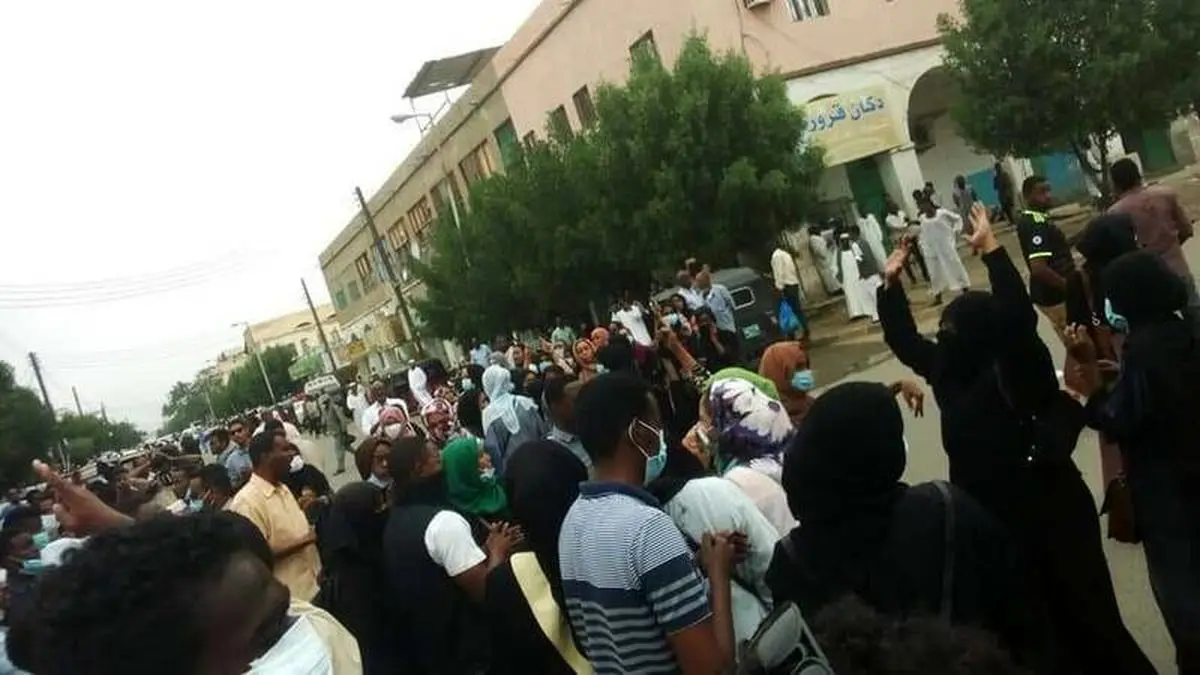 عمرالبشیر: قدرت را به ارتش واگذار میکنم+تصاویر