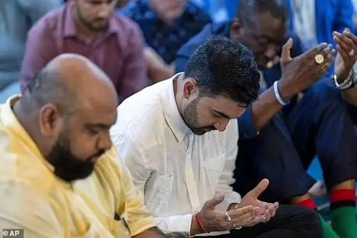 عبادت شهردار جدید نیویورک در مسجد/فیلم