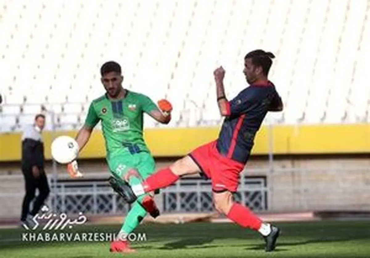
گلر استقلالی باز هم سرتاپا قرمز پوشید
