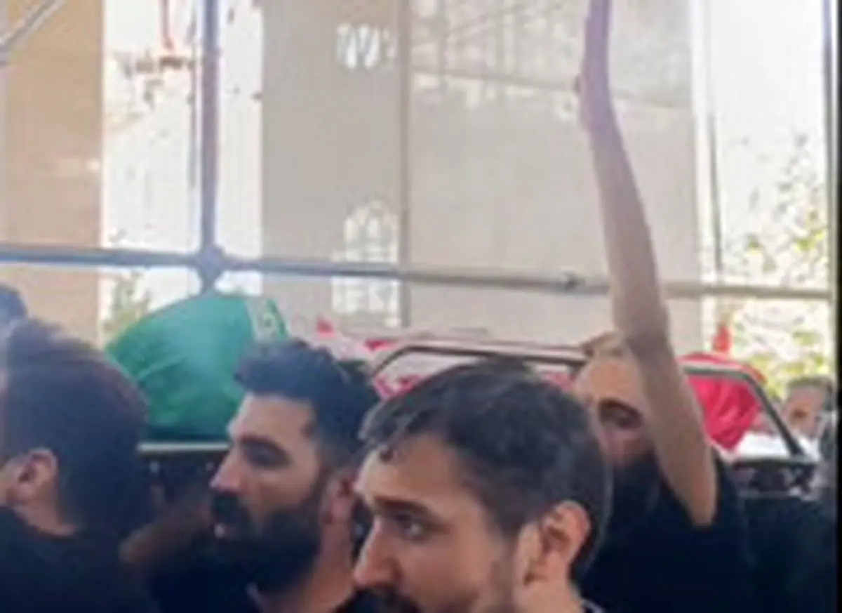 پیچیده شدن پیکر شهید خردسال با پرچم ایران 