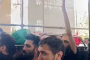 پیچیده شدن پیکر شهید خردسال با پرچم ایران 
