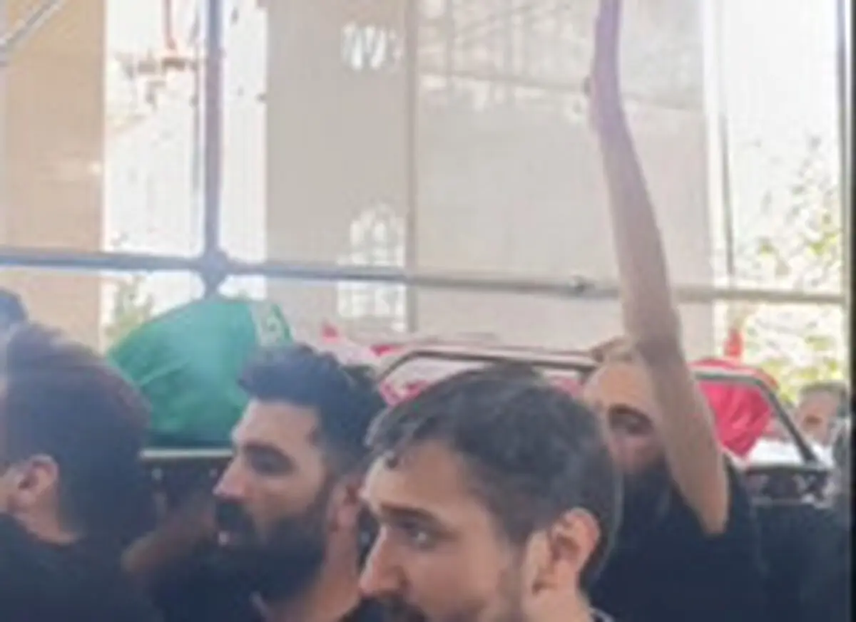پیچیده شدن پیکر شهید خردسال با پرچم ایران 