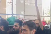 پیچیده شدن پیکر شهید خردسال با پرچم ایران 