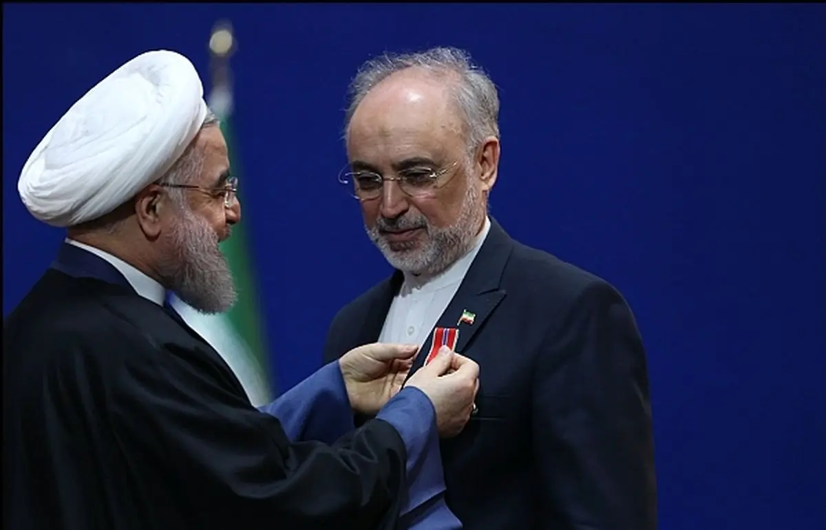اعطا نشان دولتی به اعضای تیم مذاکرات و خانواده شهدای هستهای توسط رئیس جمهور+تصاویر