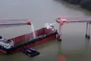 برخورد کشتی عظیم الجثه به پل بزرگ در چین/فیلم