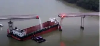 برخورد کشتی عظیم الجثه به پل بزرگ در چین/فیلم
