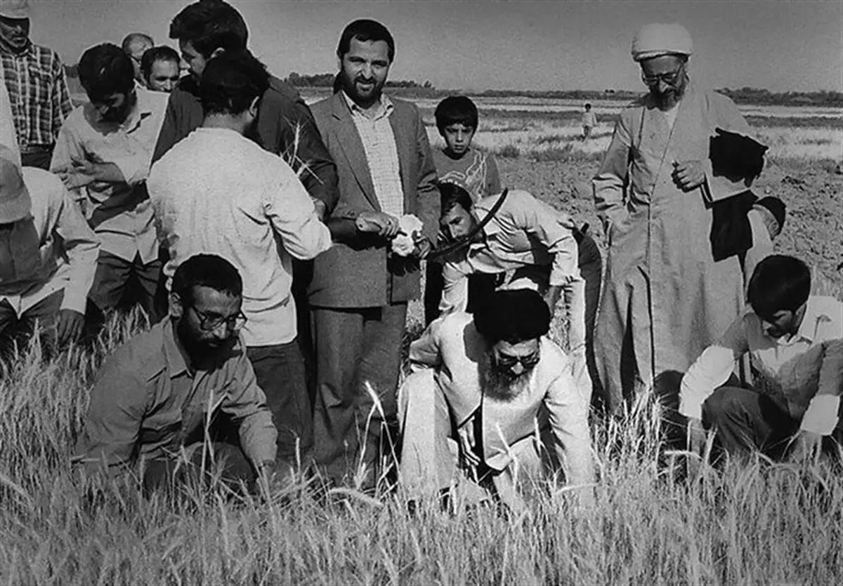 آیت‌الله خامنه‌ای با لباس بلوچی در میان مردم
