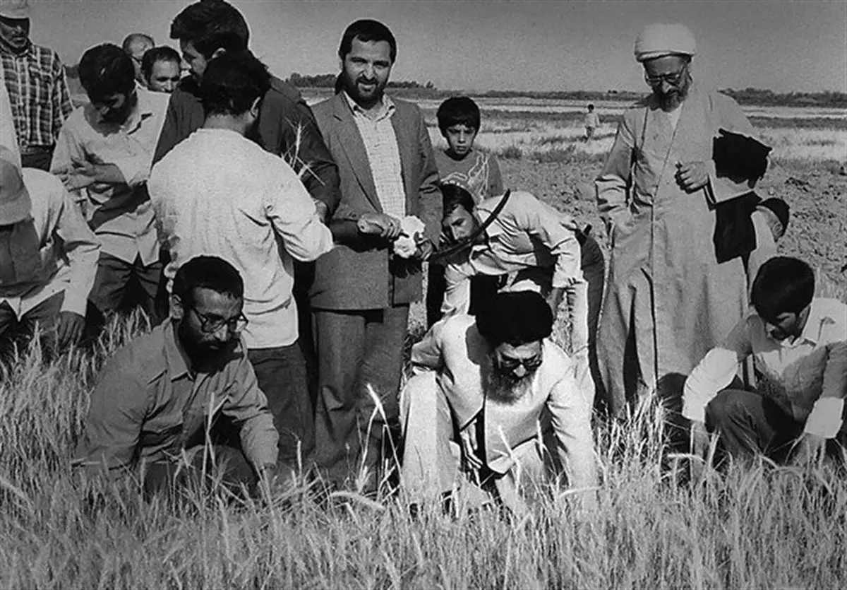 آیتالله خامنهای با لباس بلوچی در میان مردم