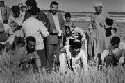 آیت‌الله خامنه‌ای با لباس بلوچی در میان مردم