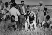 آیت‌الله خامنه‌ای با لباس بلوچی در میان مردم
