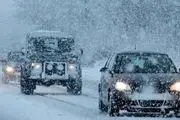 ببینید| بارش شدید برف در تهران موجب غافلگیری خودروها در برف شد