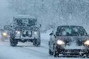 ببینید| بارش شدید برف در تهران موجب غافلگیری خودروها در برف شد