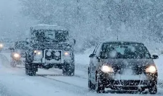ببینید| بارش شدید برف در تهران موجب غافلگیری خودروها در برف شد