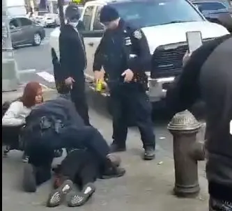  حمله شهروند آمریکایى معترض به قرنطینه به پلیس نیویورک
