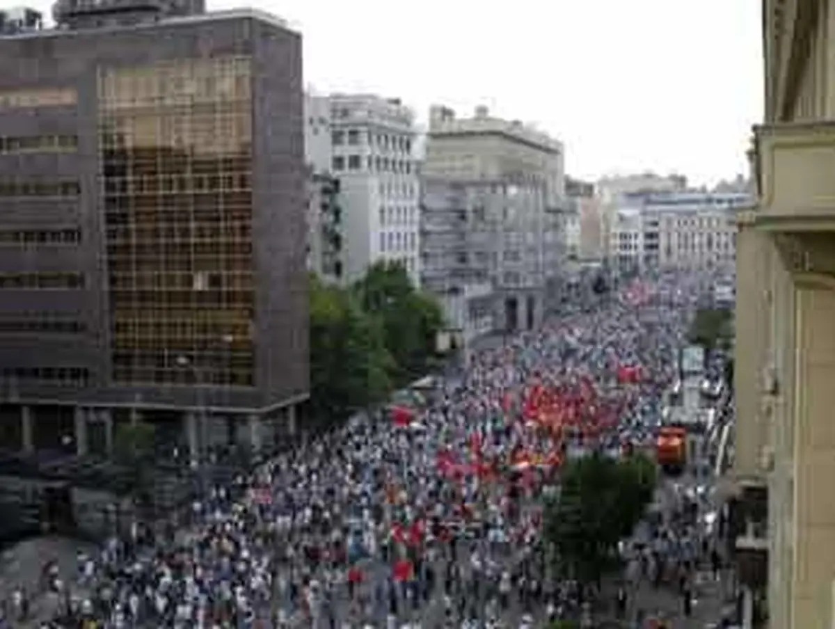 Putin uses tough tactics against protest challenge