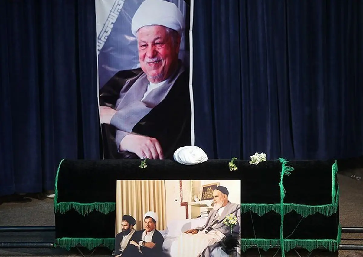 پیکر آیتالله هاشمی در کنار امام آرام گرفت/پایان مراسم تدفین آیت الله هاشمی با قرائت زیارت عاشورا