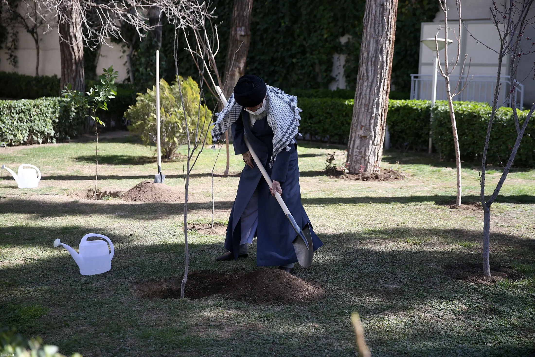 رهبر معظم انقلاب به مناسبت روز دختکاری نهال کاشتند/گزارش تصویری