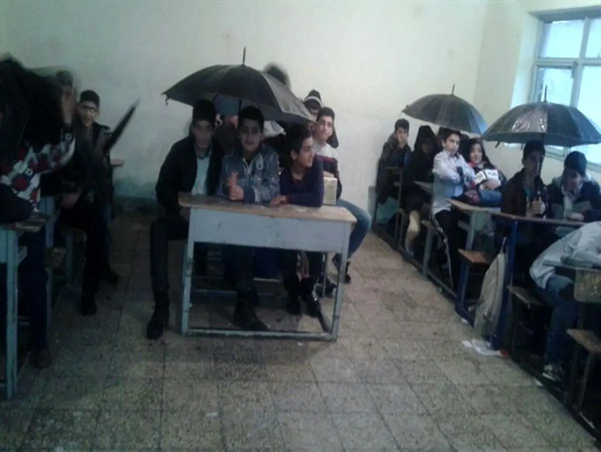 دانش آموزان لرستانی زیر سقف چترها درس می خوانند