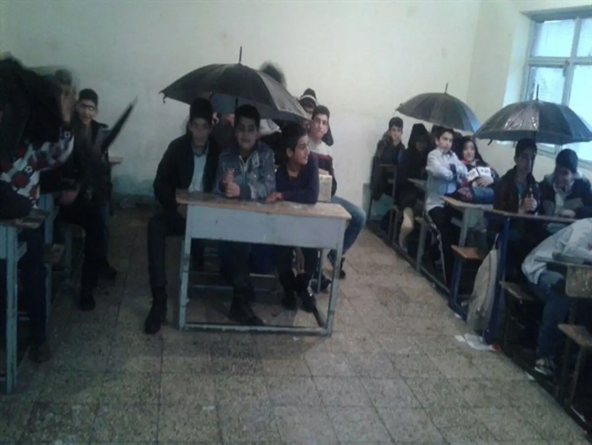 دانش آموزان لرستانی زیر سقف چترها درس می خوانند