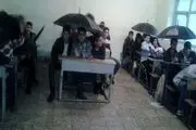 دانش آموزان لرستانی زیر سقف چترها درس می خوانند