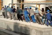 کارگران عسلویه این روز‌ها در گرما خود را اینطور خنک می‌کنند