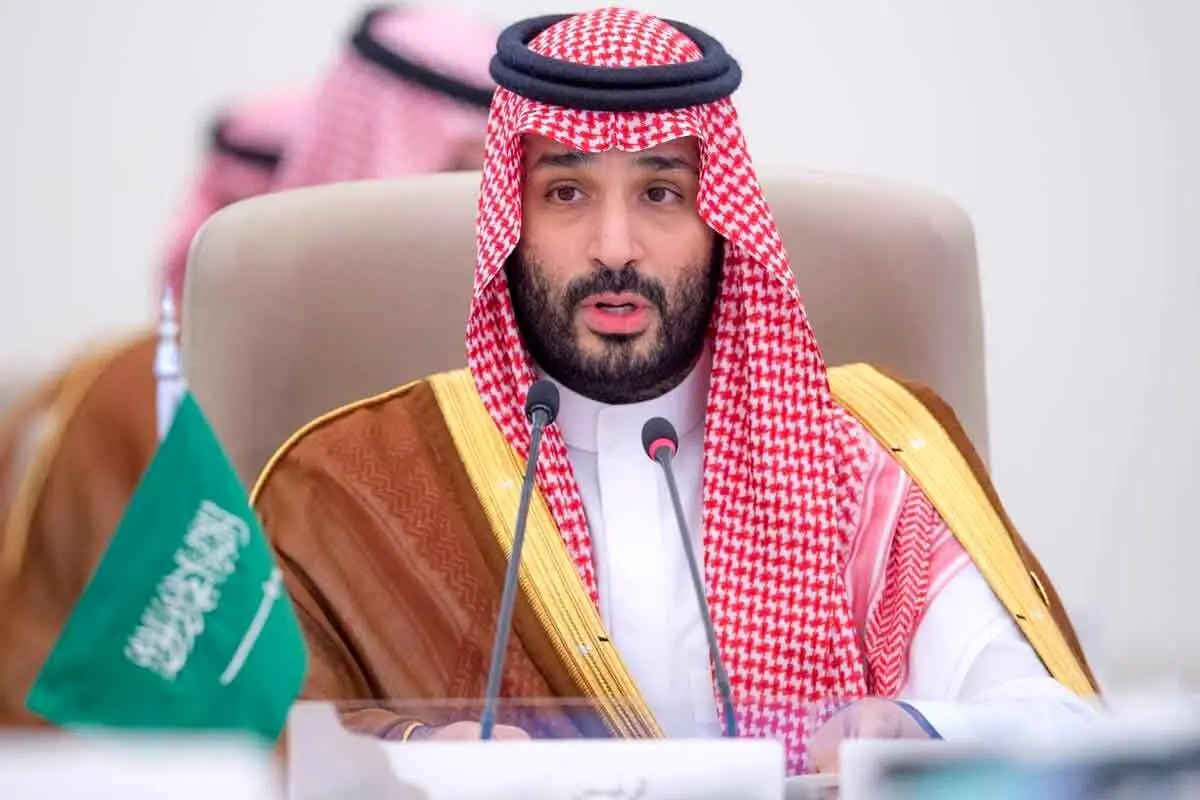 کار عجیب بنسلمان در وسط بیابان +عکس