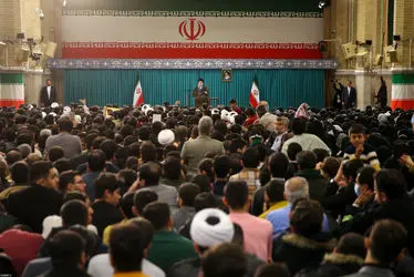 دیدار جمعی از رأی اولی‌ها و خانواده‌های شهدا با رهبر انقلاب