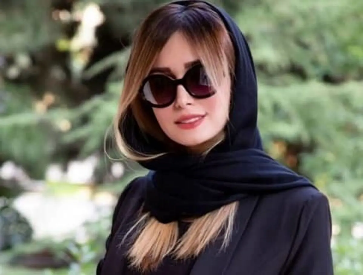 سلفی جذاب آسانسوری همسر شاهرخ استخری /عکس