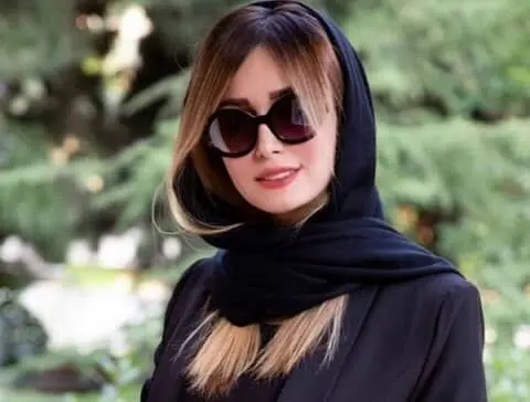 سلفی جذاب آسانسوری همسر شاهرخ استخری /عکس