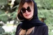 سلفی جذاب آسانسوری همسر شاهرخ استخری /عکس
