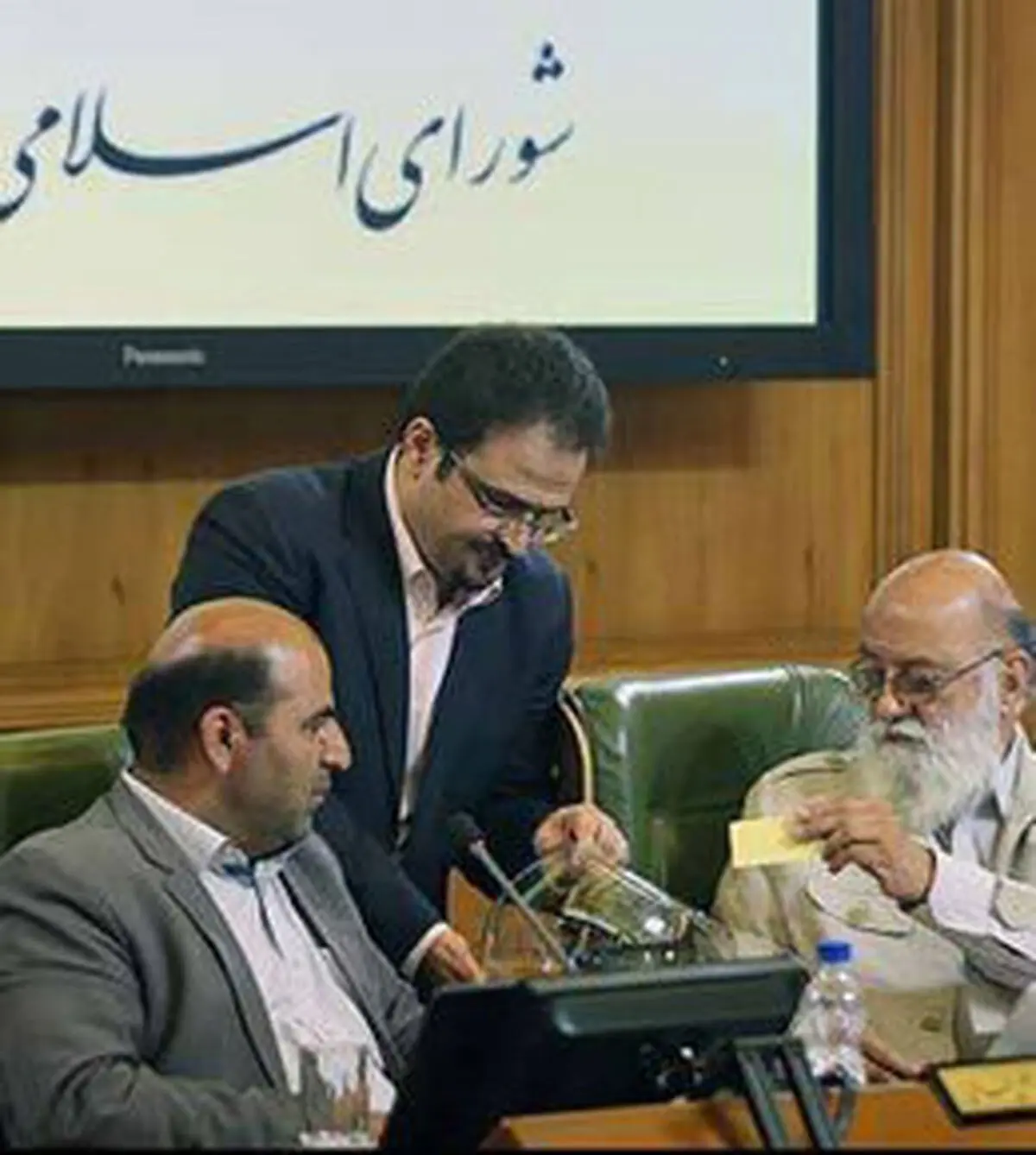 انتخاب مستقیم شهردار، مدیریت شهری را درگیر کشمکش‌های سیاسی می‌کند
