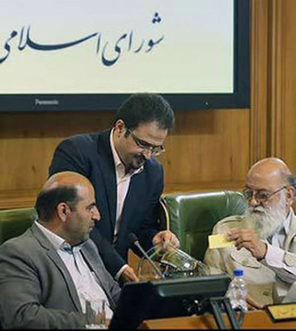 انتخاب مستقیم شهردار، مدیریت شهری را درگیر کشمکش‌های سیاسی می‌کند