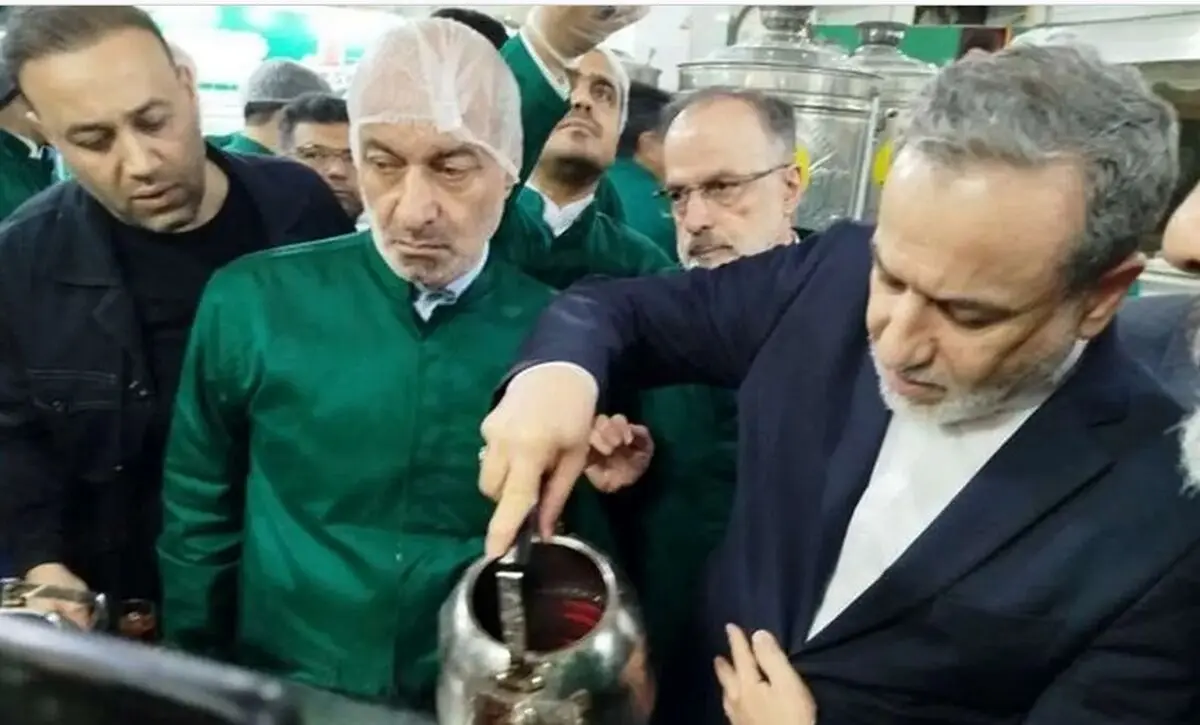  پذیرایی عراقچی از زائران امام رضا (ع) 