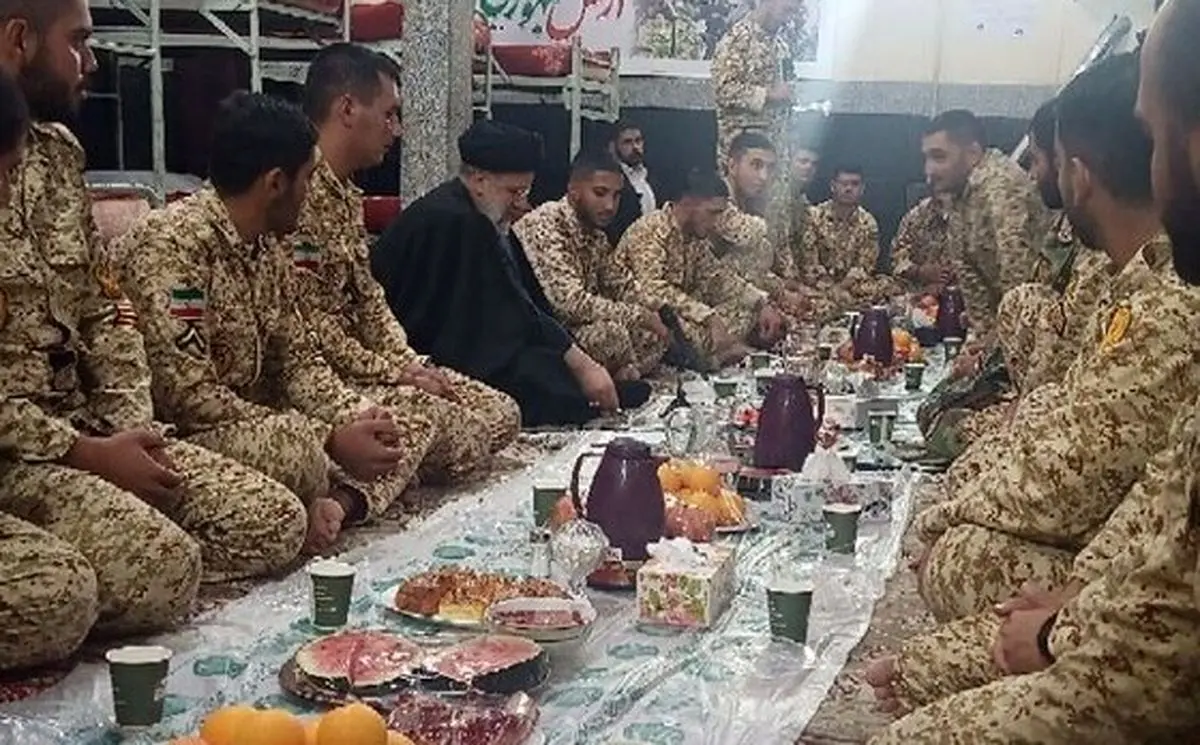 ابراهیم رئیسی سربازان را شب یلدا سورپرایز کرد