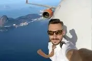 خلبانی که خود را از پنجره هواپیما آویزن می‌کند!/ عکس