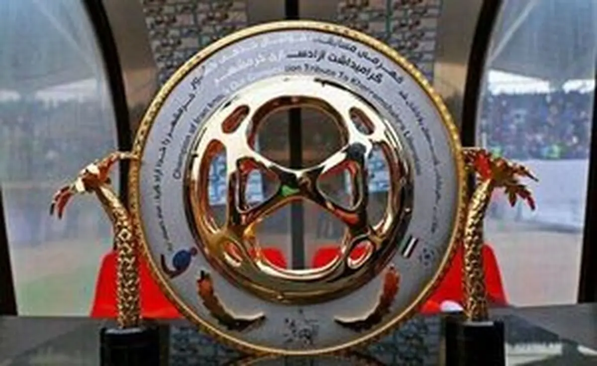 عکس یادگاری خانواده جباری با جام قهرمانی