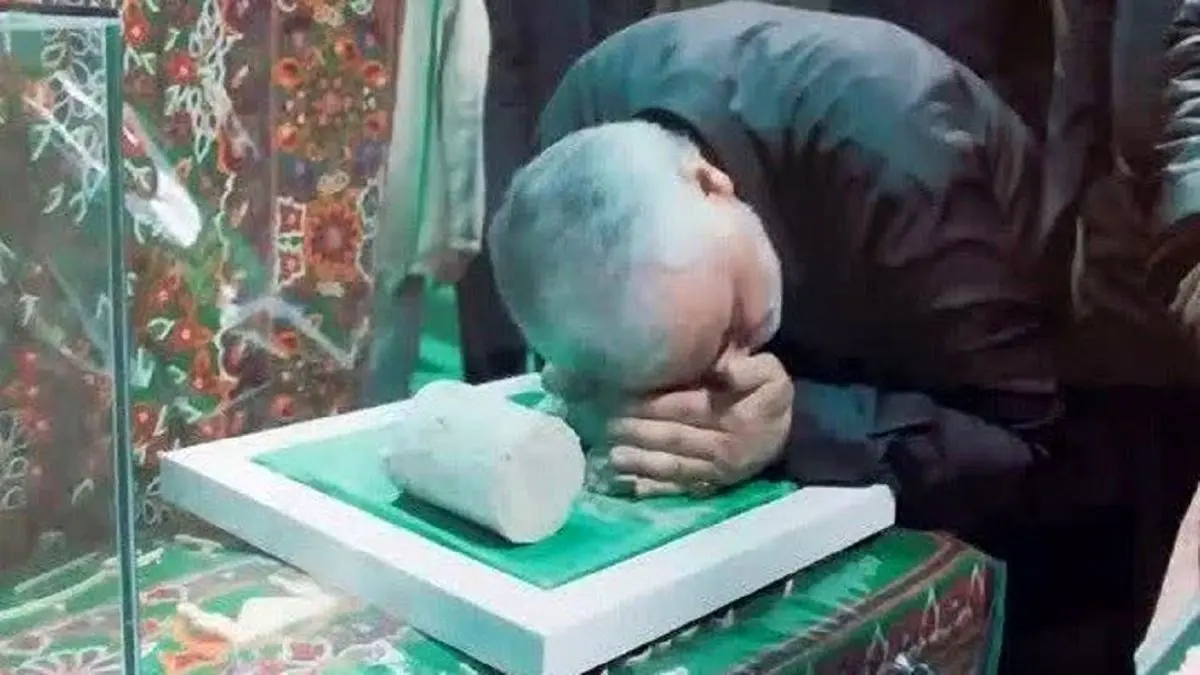 هدیه ویژه‌ای که حاج قاسم از کرمان برای رهبر انقلاب برد