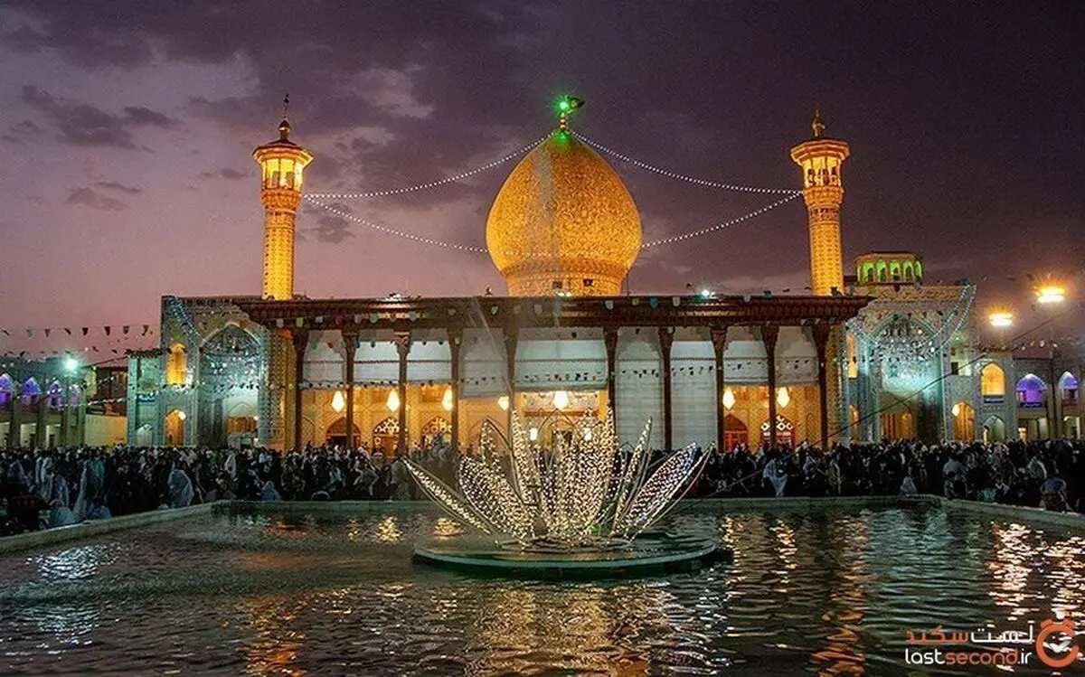آویختن چادرهای خونین قربانیان از ایوان حرم شاهچراغ (ع)