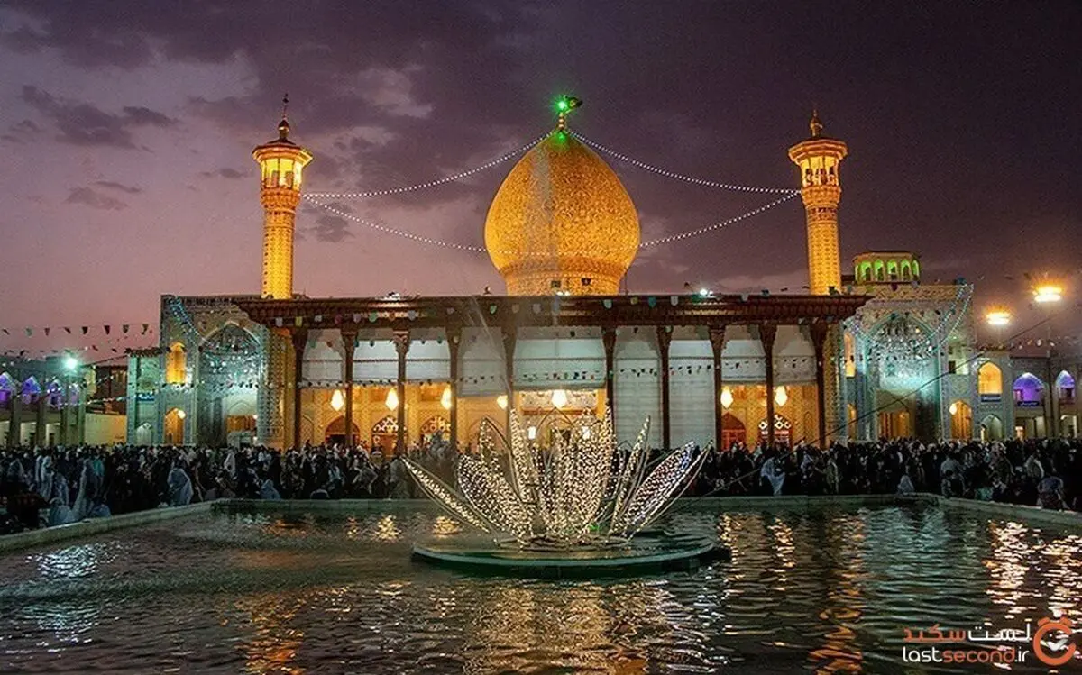 آویختن چادرهای خونین قربانیان از ایوان حرم شاهچراغ (ع)