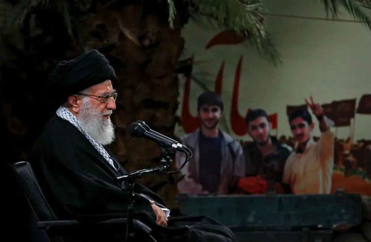 رهبر انقلاب: احساس ضعف در زمینه اقتصادی اشتباه بود/ در برابر دشمن اظهار ضعف نکنید