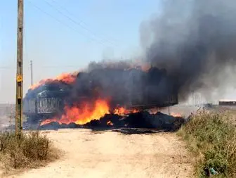 آتش‌سوزی کامیون حامل کاه در آق‌قلا + تصاویر