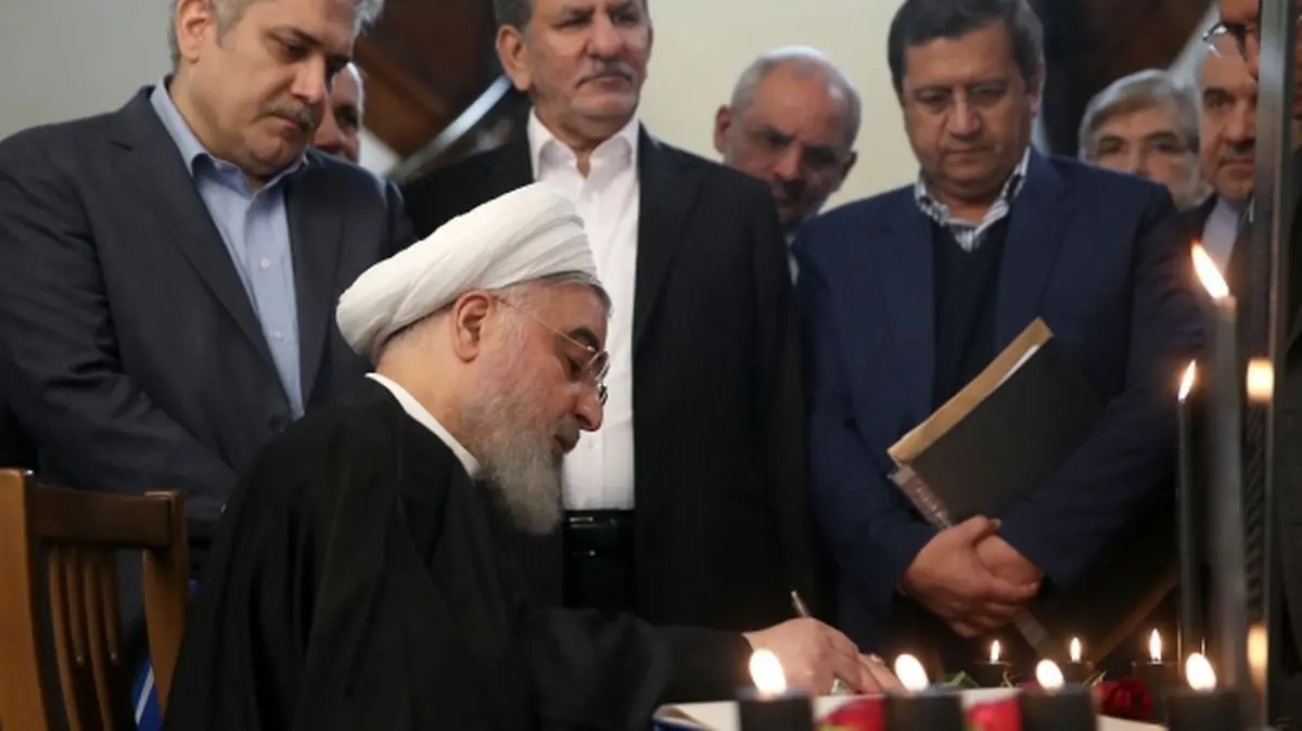 امضای دفتر یادبود جانباختگان حادثه سقوط هواپیمای اوکراینی توسط روحانی