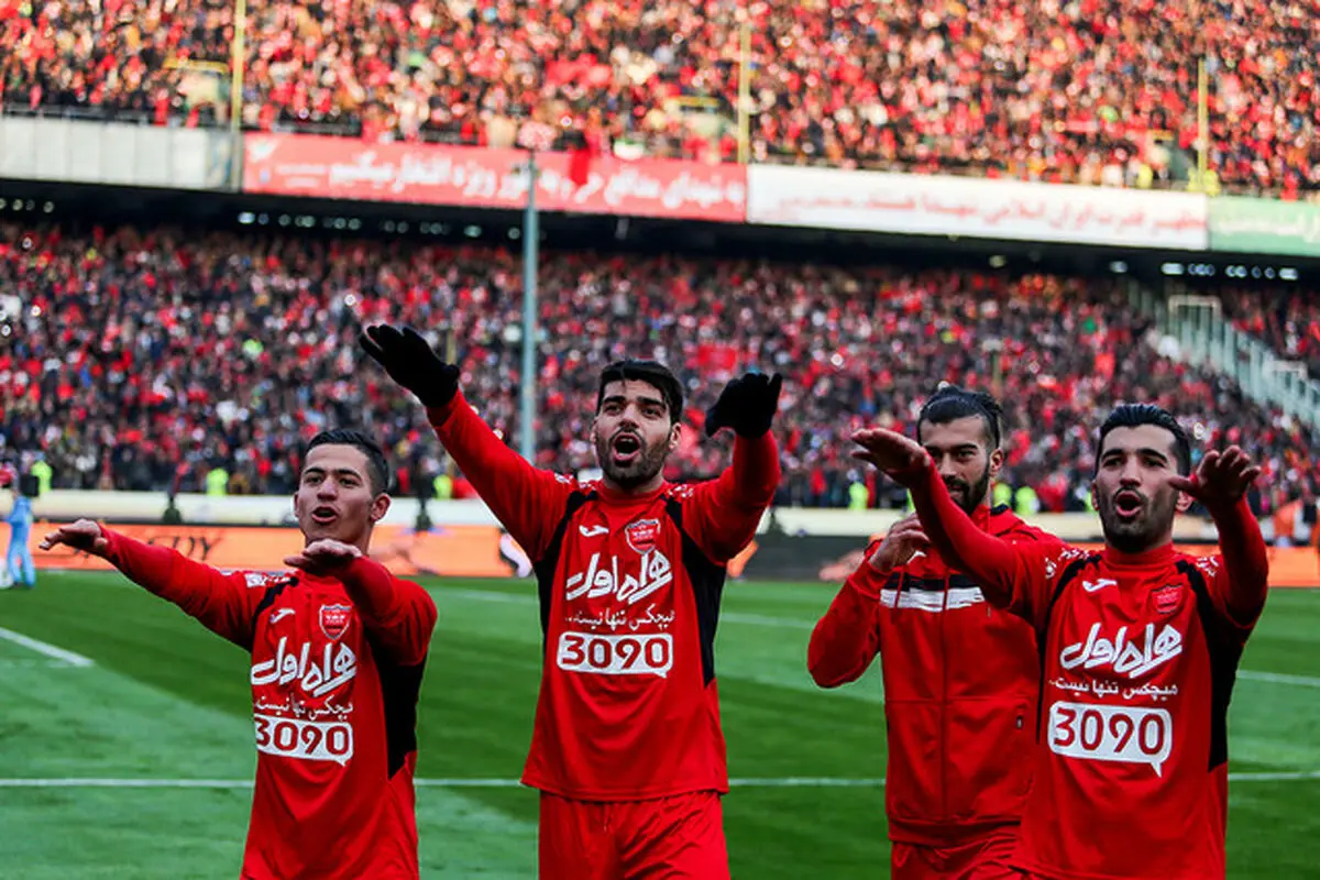 اهتزاز پرچم پرسپولیس در نزدیکی فیفا+عکس