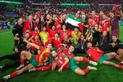 خوشحالی بازیکنان مراکش با پرچم فلسطین