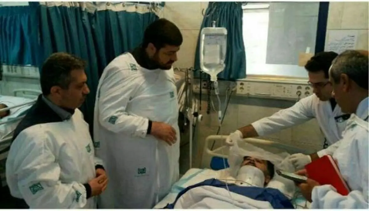 رئیس اورژانس کشور از حادثه دیدگان سقوط بالگرد عیادت کرد