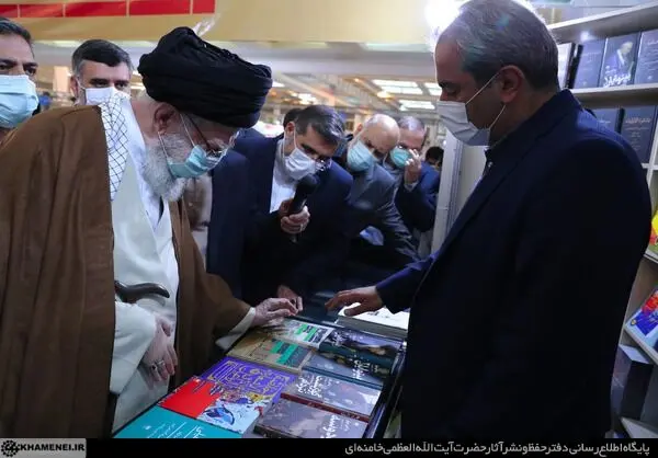 بازدید رهبر انقلاب از نمایشگاه کتاب تهران/گزارش تصویری