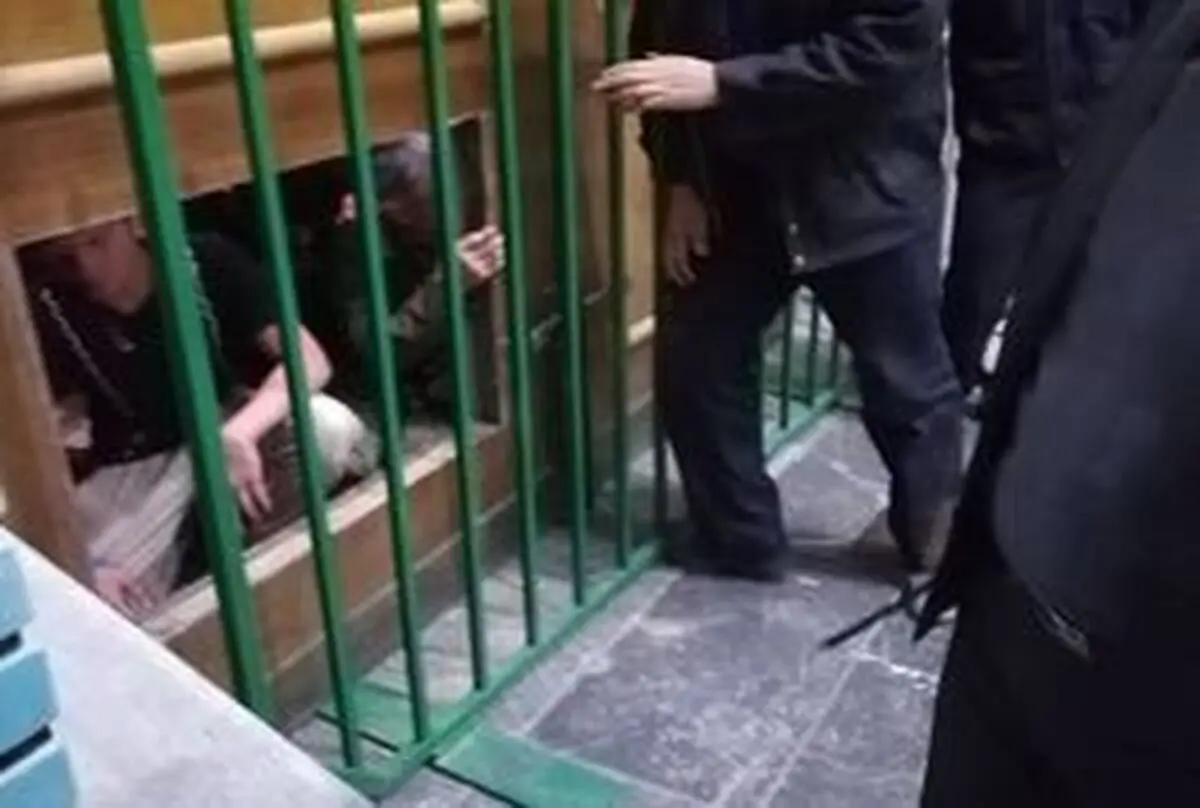 شکستن درب حرم حضرت معصومه(س)