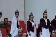 آقای روحانی به جای حاشیه ها کار کنید/ بد حجابی برخی بانوان در همایش ملی با حضور رئیس جمهور