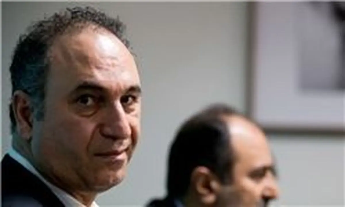 همخوانی حمید فرخ نژاد با گروه دارکوب در ماشین/ فیلم