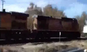 برخورد کامیون با قطار + فیلم